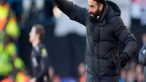 “印度老者感受冬奥轮滑魅力，2025年2月10日”